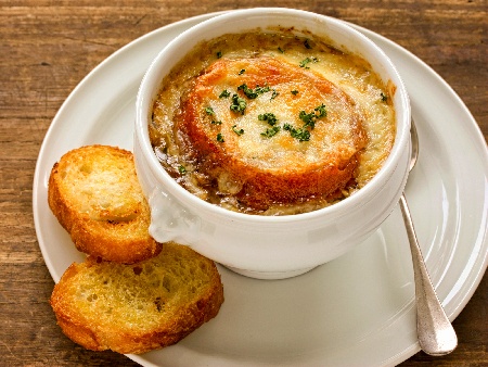 Френска лучена супа от праз лук със сирене моцарела и коняк - снимка на рецептата
